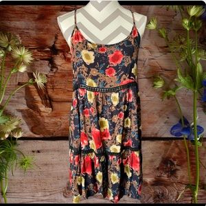 Beautiful little floral dress with lace detail